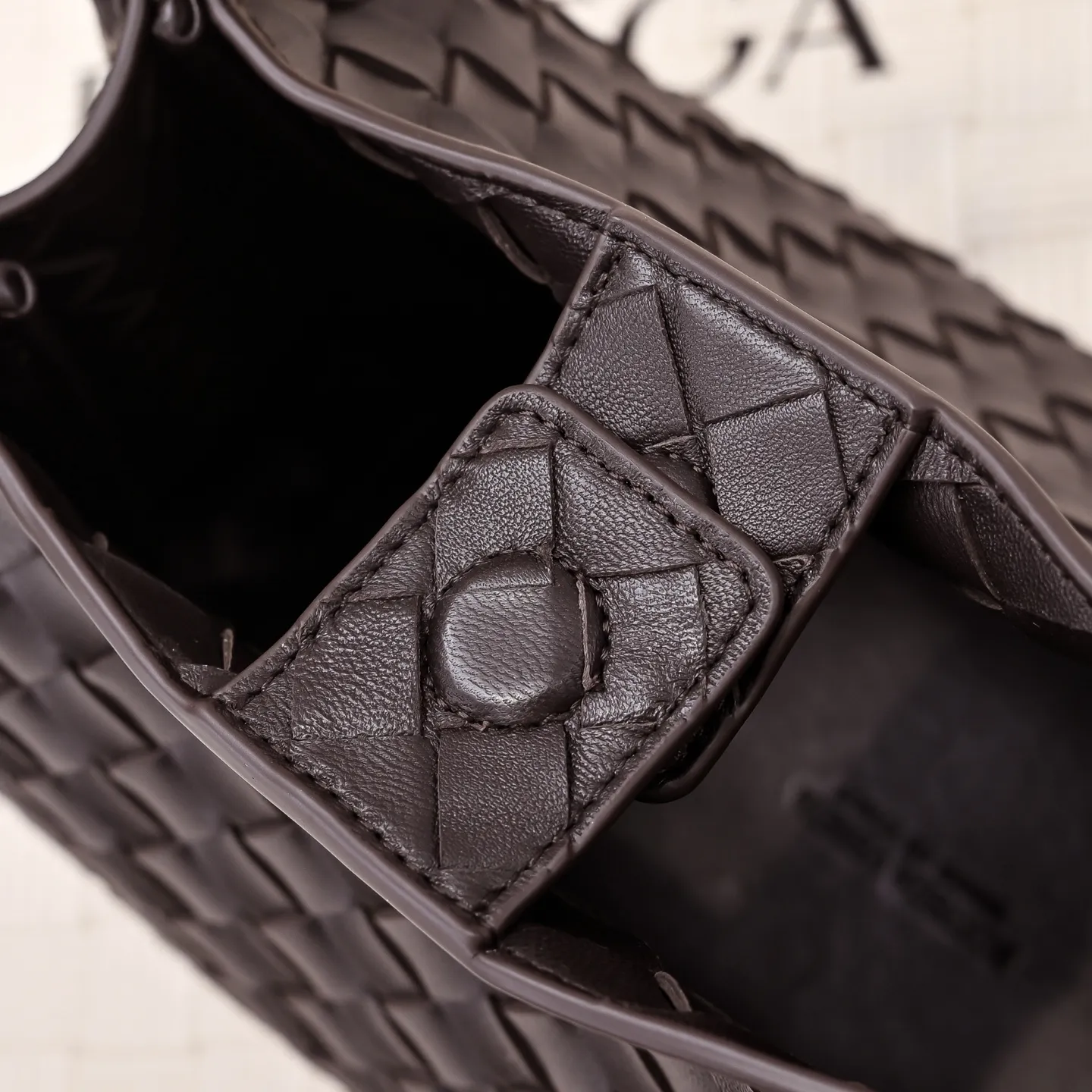 Batch 2060 BOTTEGA VENETA 2025 Autumn New Product Medium Parachuta The long-awaited new medium parachuta is here, with a unique appearance and iconic metal knots, and a whole piece of leather folds the four corners into a parachute shape! The exquisite Knot metal buckle is like putting jewelry on a bag. It is high-end and elegant. Its super capacity can hold all your things! The overall effect of this bag is very different from before. It is neither too delicate to provide a large capacity nor too bulky because of its practicality. It simply provides a perfectly suitable bag for casual and simple people👜 Style number: 5921 Size: 29.5*18.5*17.5cm